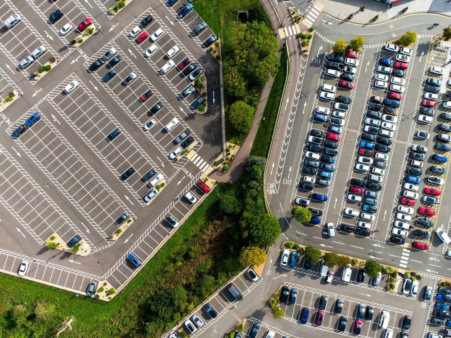 Vue aérienne de stationnements commerciaux