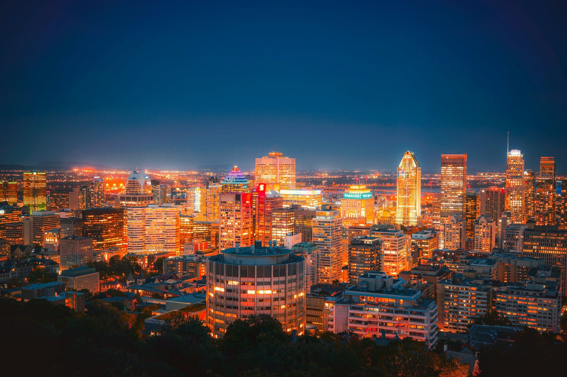 Le centre-ville de Montréal de nuit, vu du mont Royal